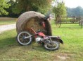 /album/zabavne-obrazky/funny-biker-in-the-hay-jpg/
